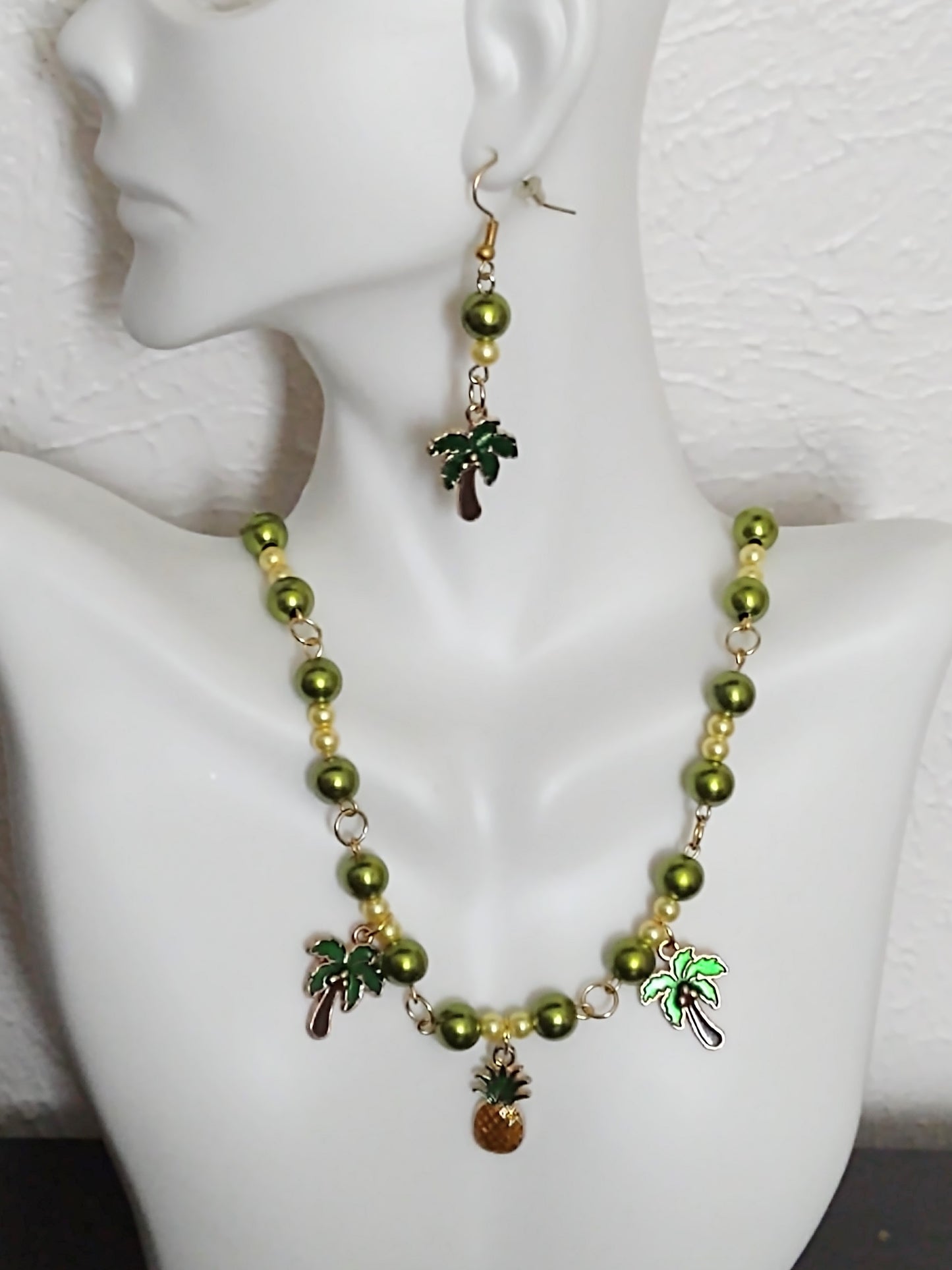 "Palm Beach" Green Pearl Bead Clavicle Necklace, Gold Stainless Steel, Magnetic Clasp