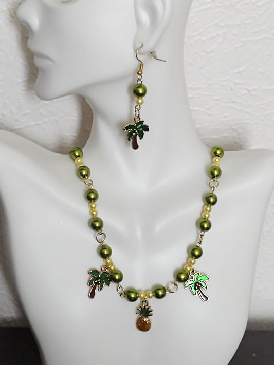 "Palm Beach" Green Pearl Bead Clavicle Necklace, Gold Stainless Steel, Magnetic Clasp
